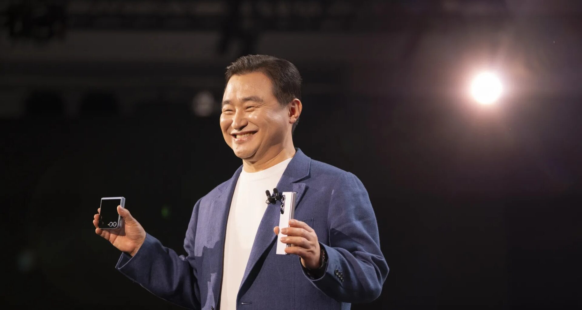 Samsung's mobile chief says that he is fine losing money on the company's latest foldable smartphones