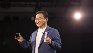 Samsung's mobile chief says that he is fine losing money on the company's latest foldable smartphones