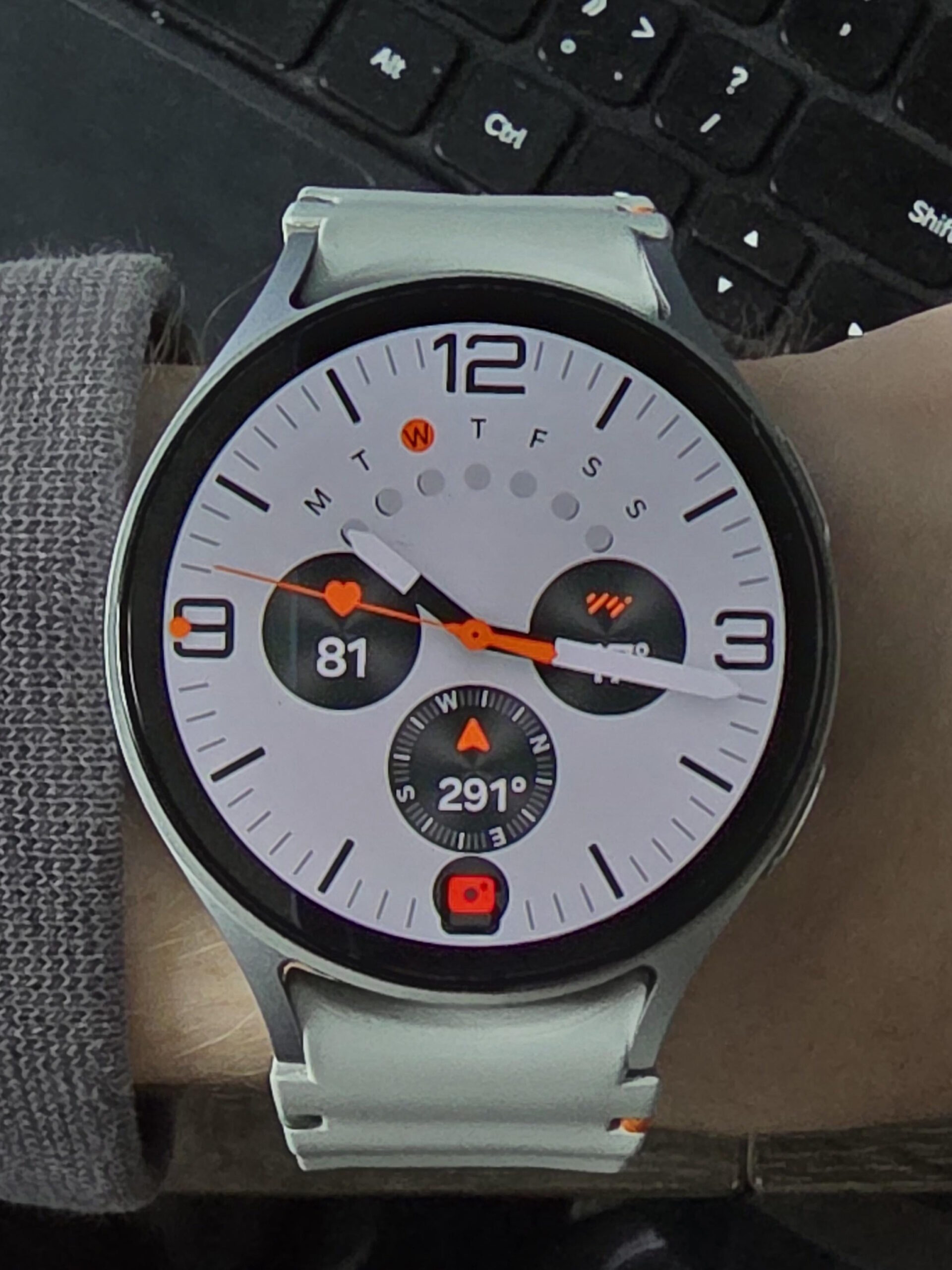 Simple Ultra watch face on the Galaxy Watch 7