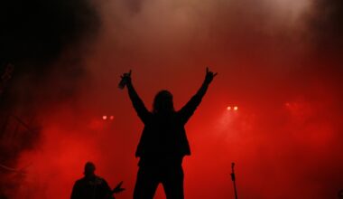 Classic rock singer shades other legendary vocalist. ‘He didn’t set the bar very high.’