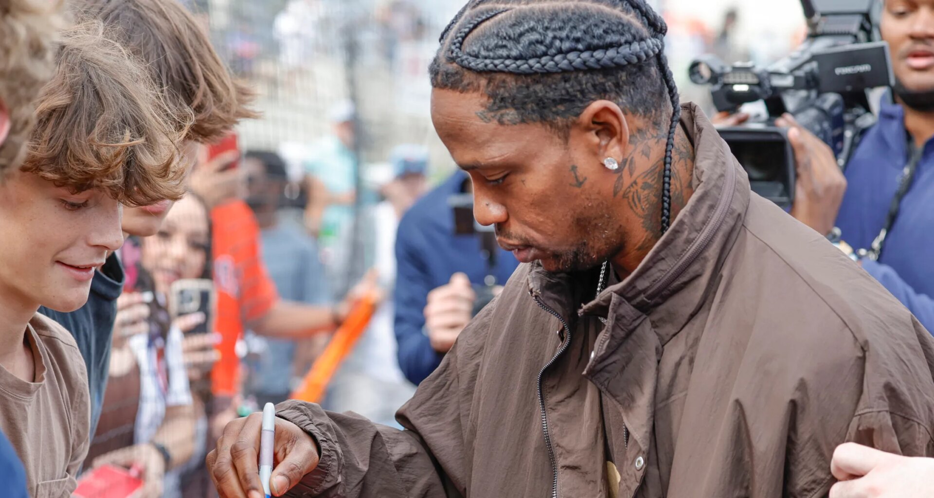 Travis Scott Shouts Out Justin Bieber's "SWAG" After Sales Battle