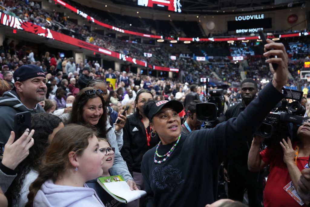 “I Don’t Consider Myself Powerful” - When Dawn Staley Refused the Spotlight Despite South Carolina’s Rise