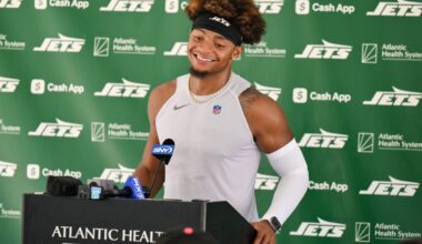 Justin Fields carted off during Jets training camp with dislocated toe