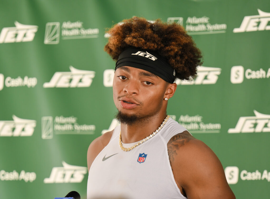 Jets QB Justin Fields Suffers Dislocated Toe