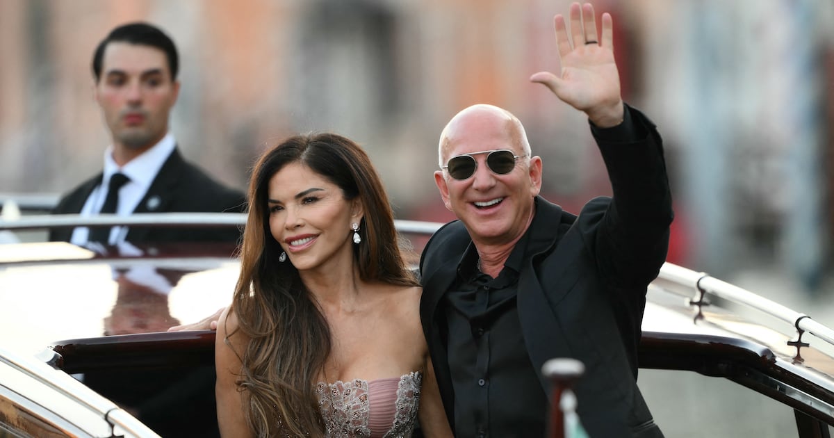 Jeff Bezos and Lauren Sánchez Reportedly Honeymooning at Iconic ‘White Lotus’ Hotel