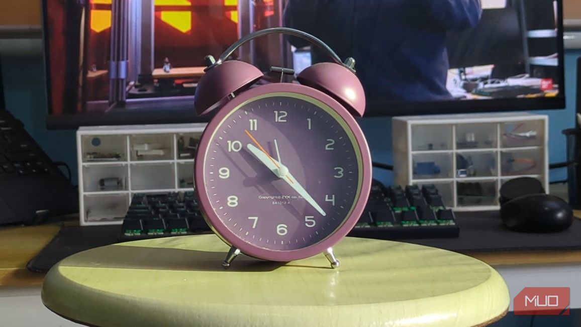 Alarm clock showing the passing of time 