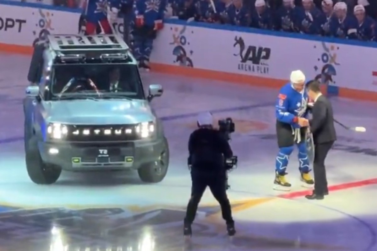 Alex Ovechkin gifted new car, honored for breaking NHL goals record before ‘Match of the Year’ exhibition in Russia