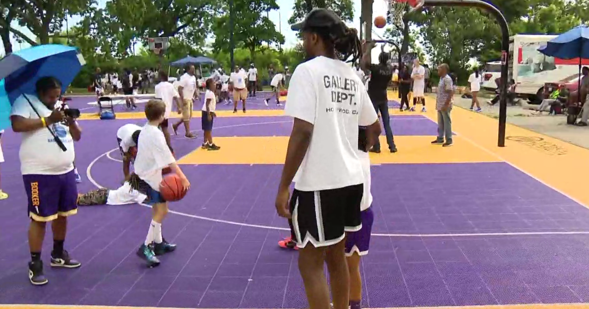 Rising NBA star Antonio Reeves hosts youth basketball camp in Chicago