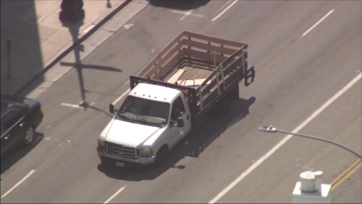 Driver of stolen utility truck arrested after snail-pace pursuit in Echo Park – NBC Los Angeles