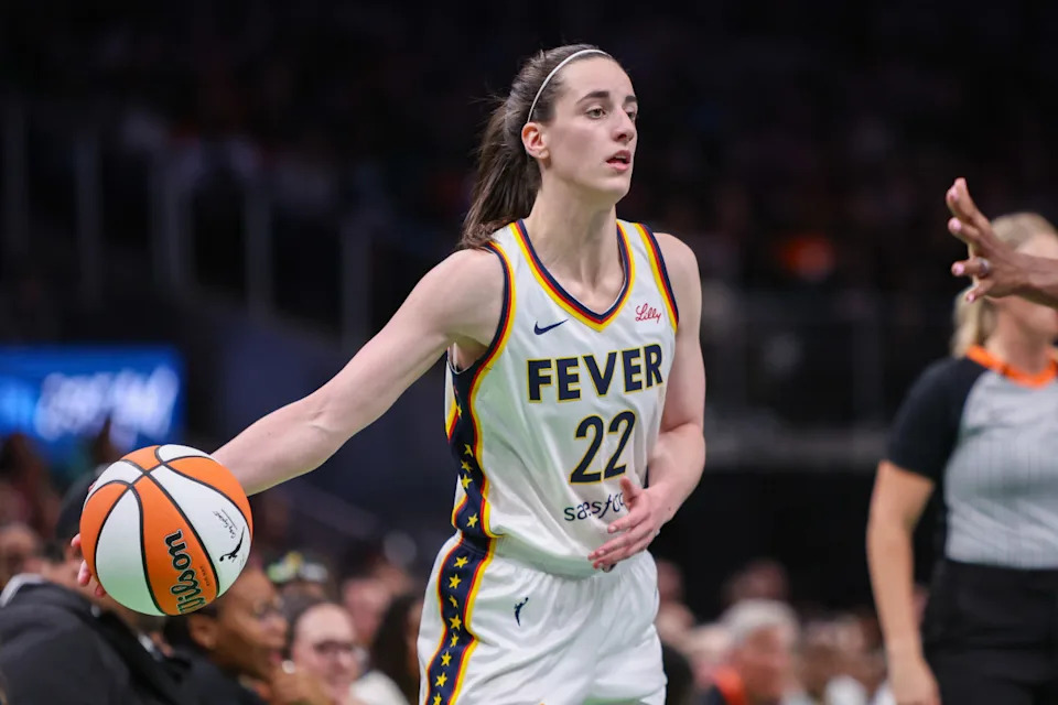 Atlanta, Georgia, USA; Indiana Fever guard Caitlin Clark (22) passes the ball against the Atlanta Dream in the third quarter at State Farm Arena. Brett Davis-Imagn Images