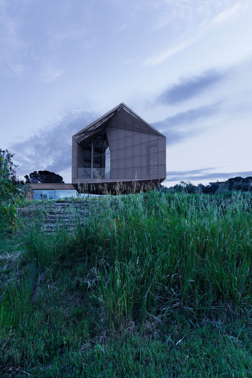 LDA.iMdA reinterprets rural tuscan house typology for geometric gabled villa