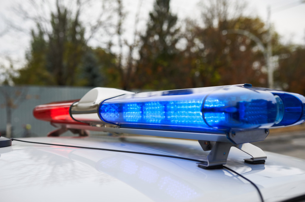 Machete-waving man shot by police in downtown LA – Daily Breeze