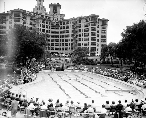 Premiere opening of the outdoor swimming pool at the Edgewater Beach Hotel on June 27, 1953. (Chicago Tribune historical photo)