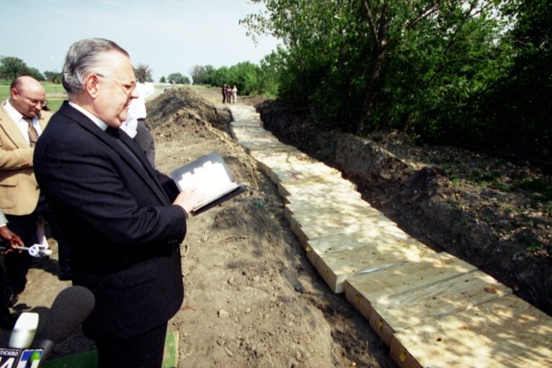 The mass burial of 68 unclaimed bodies, 41 from the heat wave that hit the area early in the summer on Aug. 25, 1995, in Homewood, Illinois. (John Smierciak/Chicago Tribune)