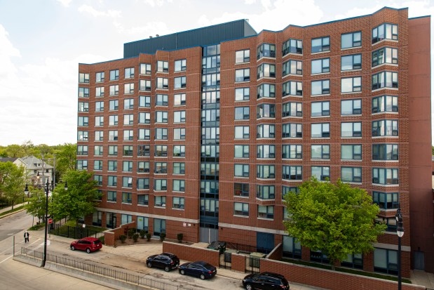 The James Sneider Apartments at 7450 N. Rogers Ave. in Rogers Park on May 16, 2022, where three seniors were discovered dead Saturday after residents reported high temperatures. (Brian Cassella/Chicago Tribune)