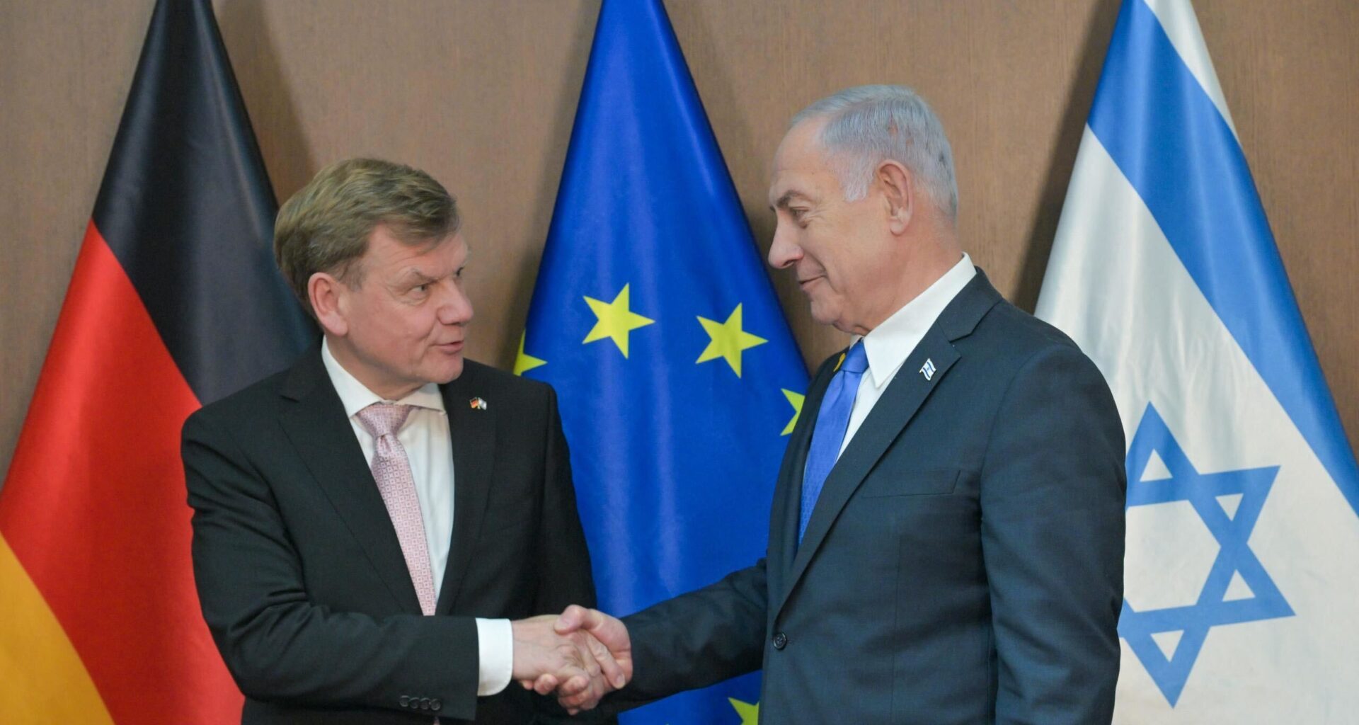 En route to Israel, German FM urges 2-state process, says too soon to recognize Palestine