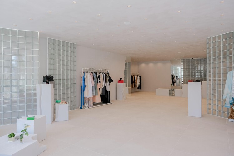 Erosion Buzë Mustaqe Showroom / Phi+Architects - Interior Photography, Closet