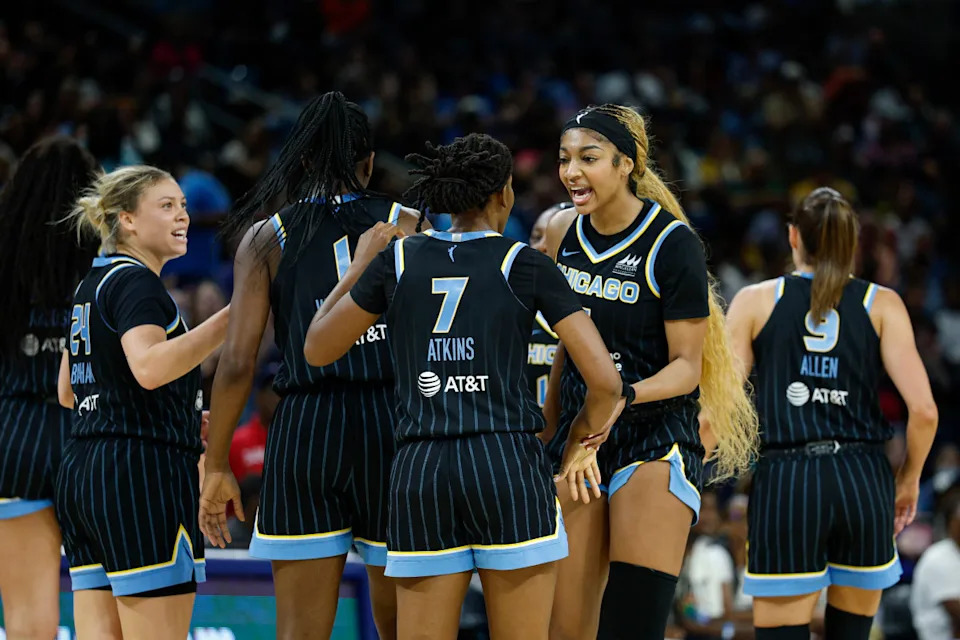 Chicago Sky forward Angel Reese (5) celebrates with her teammates.© Kamil Krzaczynski-Imagn Images
