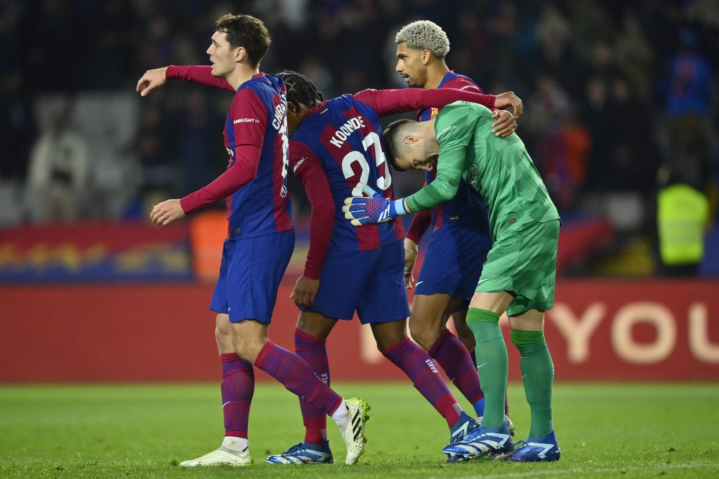 Andreas Christensen and Ronald Araujo with teammates.