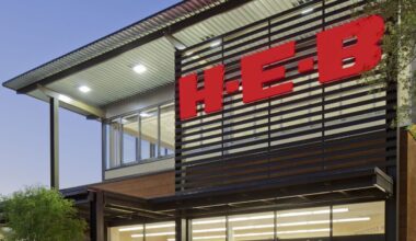Exterior of an H-E-B store. (Spectrum News)