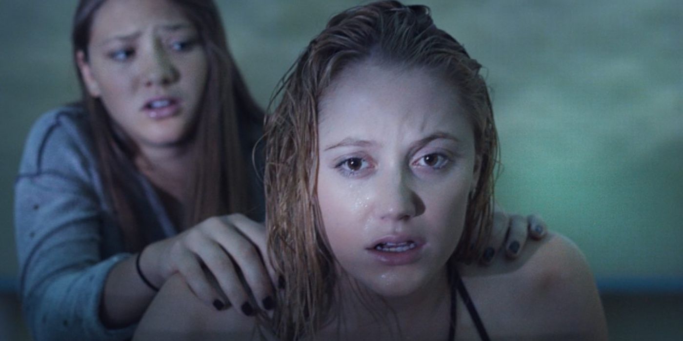 Jay and her sister leaving the pool in It Follows