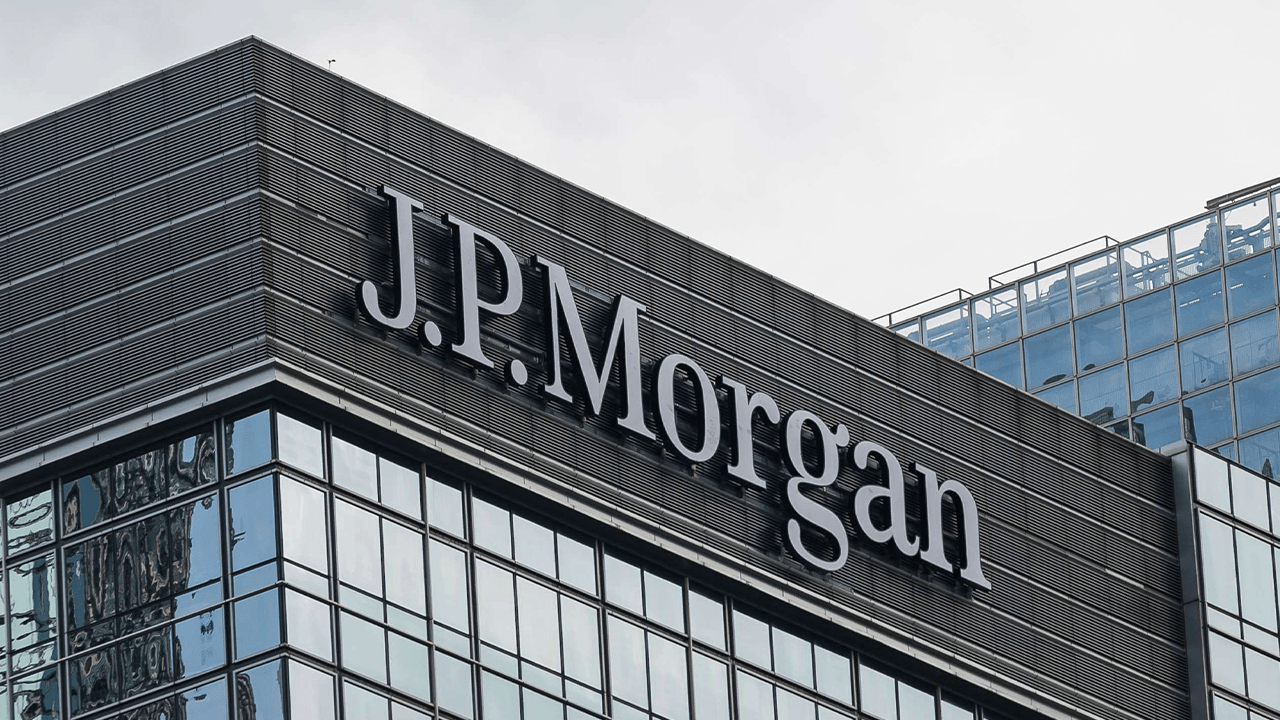 JPMorgan Strategist Dismisses Doom Forecasts Over US Debt and Tariffs - Bitcoin.com News