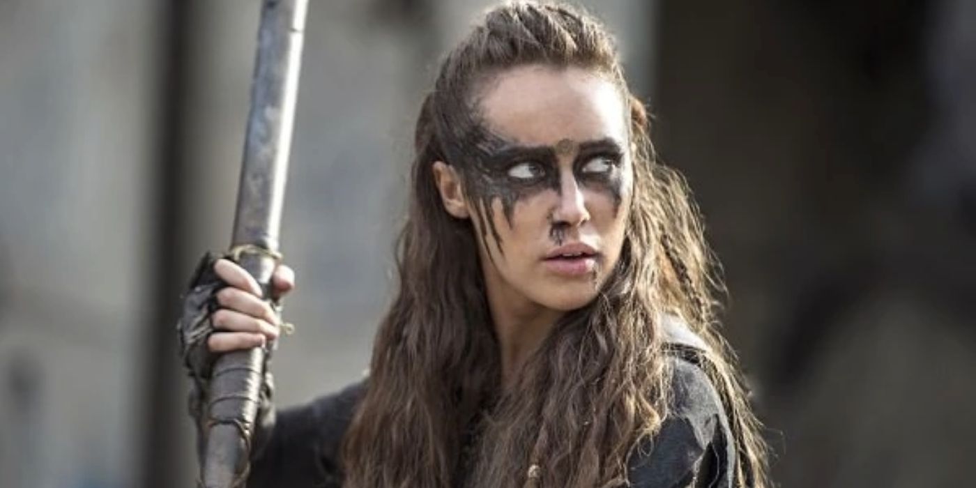 Alycia Debnam-Carey as Lexa holding a spear in The 100