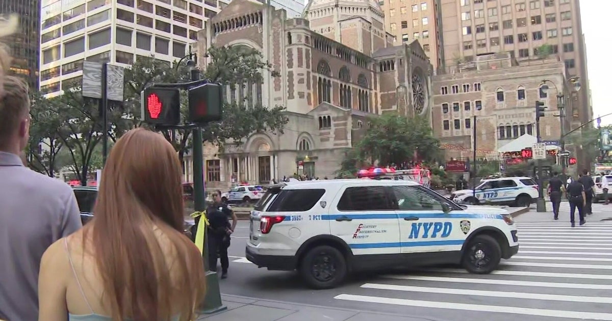 New York City police officer shot by gunman in Midtown Manhattan