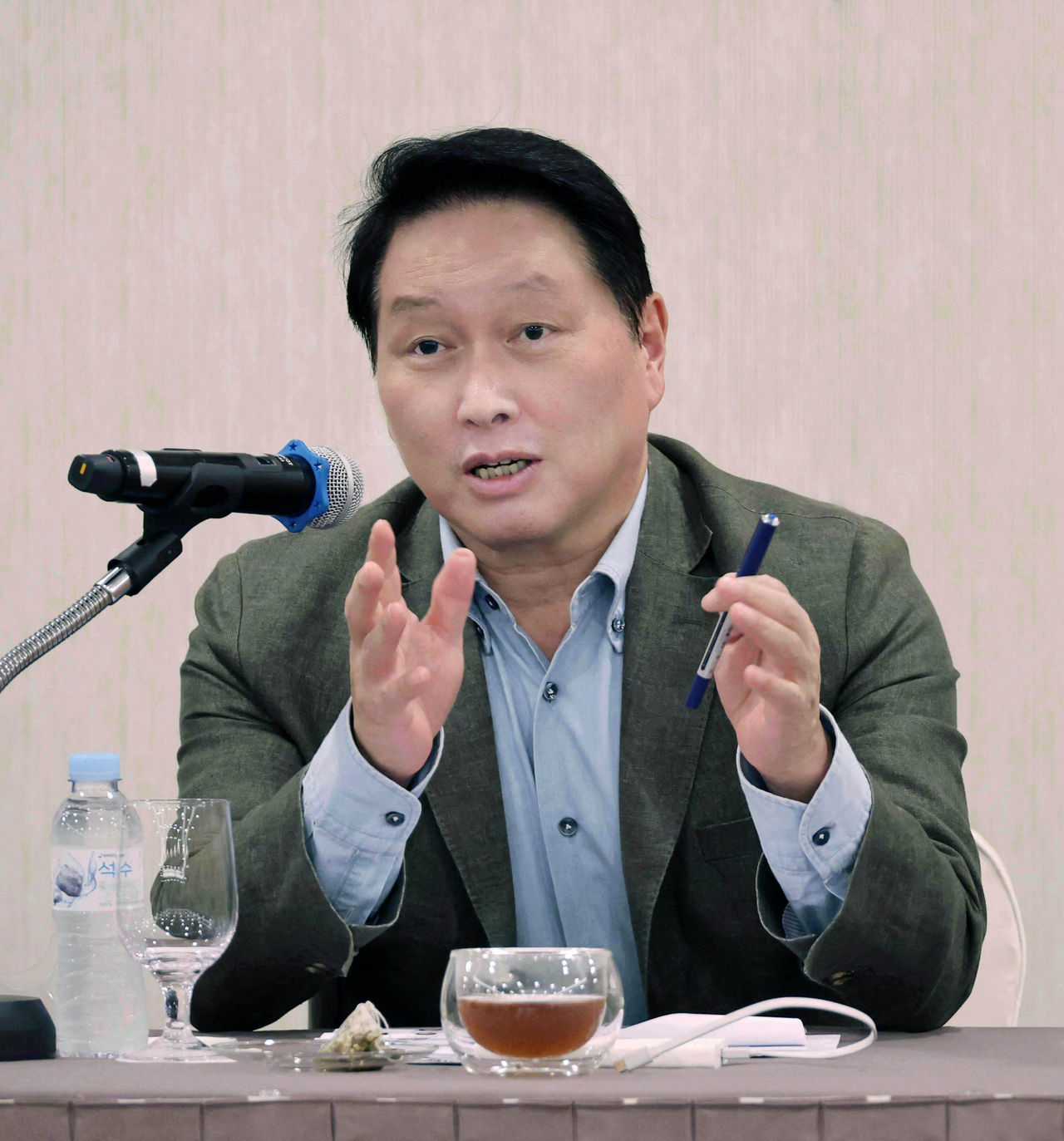 Chey Tae-won, chairman of the Korea Chamber of Commerce and Industry and SK Group, speaks to reporters during a press conference held on the sidelines of the KCCI summer forum in Gyeongju, North Gyeongsang Province, Thursday. (KCCI)