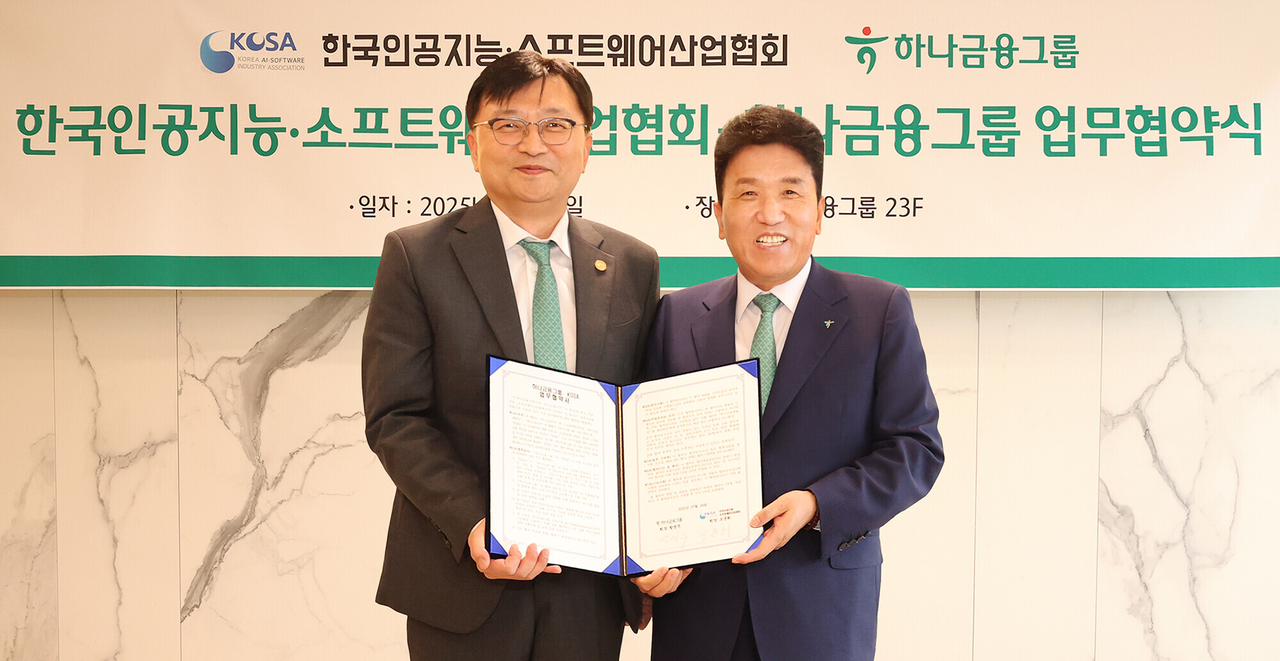 Hana Financial Group Chairman and CEO Ham Young-joo (right) and Korea AI Software Industry Association Chair Joh Joon-hee pose for picture after signing an agreement Friday at Hana’s headquarters in Myeong-dong, central Seoul. (Hana Financial Group)