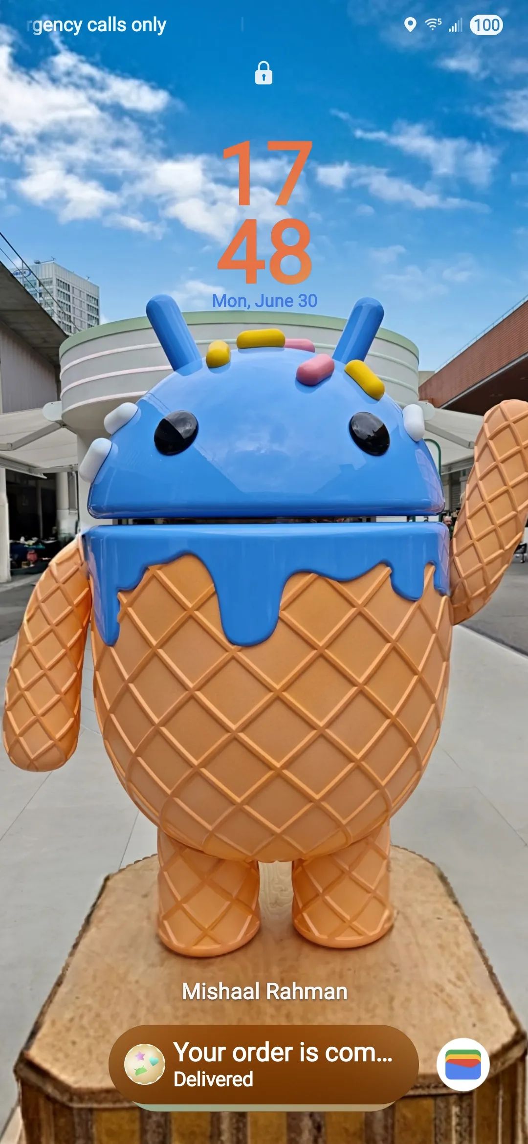 A One UI 8 Live Notification on the lockscreen Now Bar.