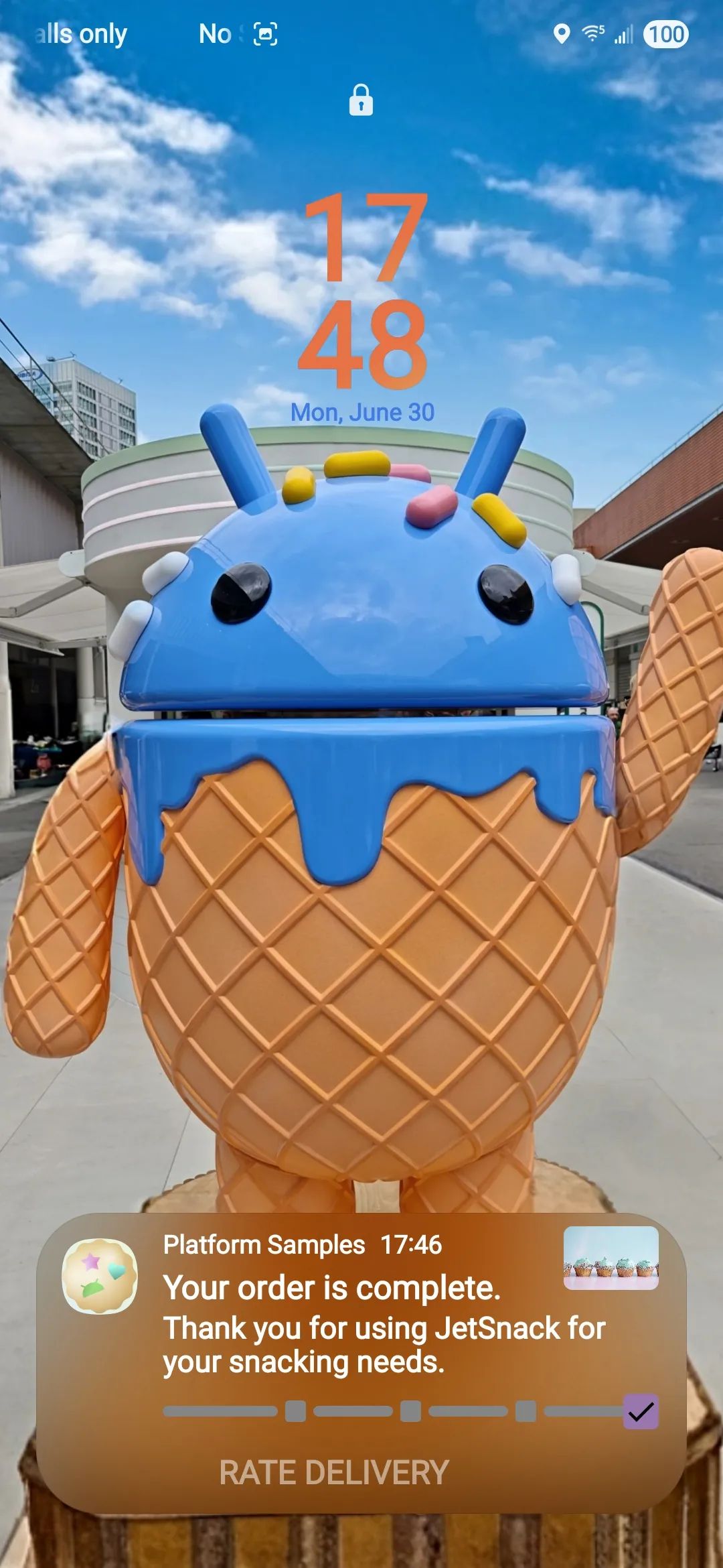 A One UI 8 Live Notification expanded from the lockscreen Now Bar.