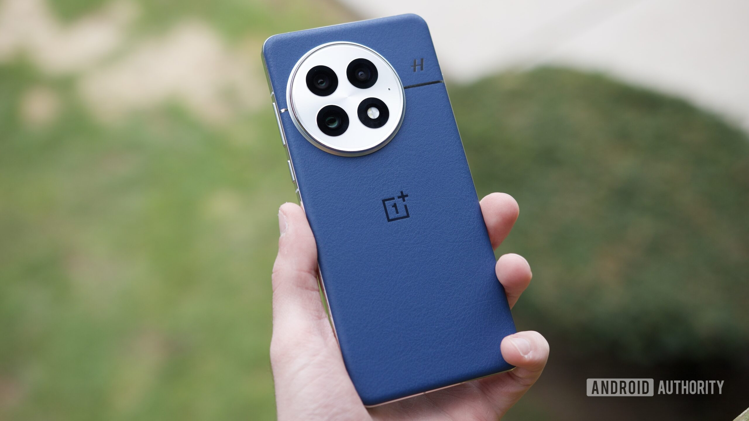 Someone holding the OnePlus 13 outside.