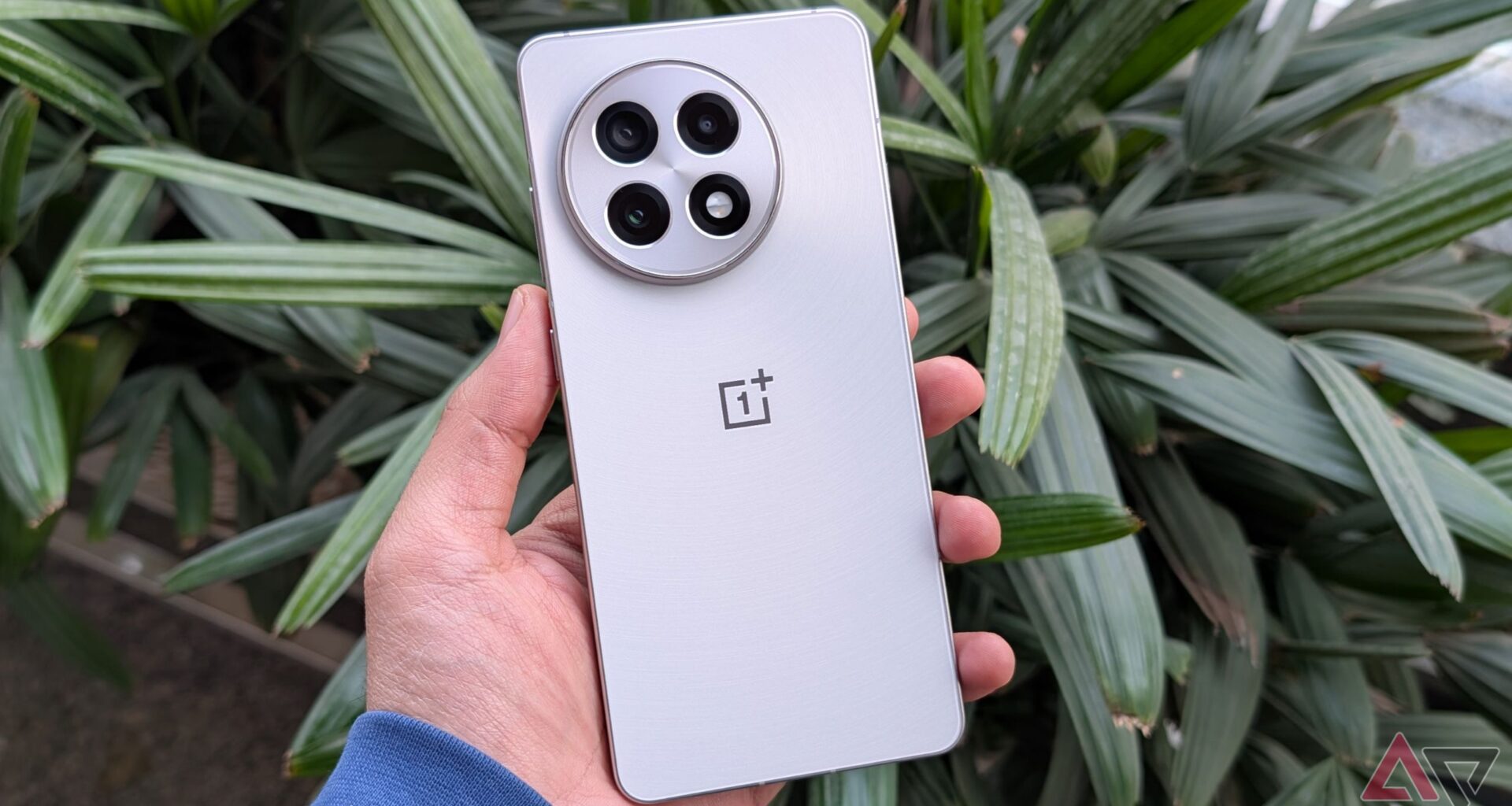 I test 40 phones a year, and I’d spend my own money on this OnePlus 13R deal