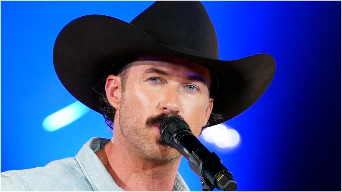 Riley Green Releases New Song 'Bartender In Destin': LISTEN