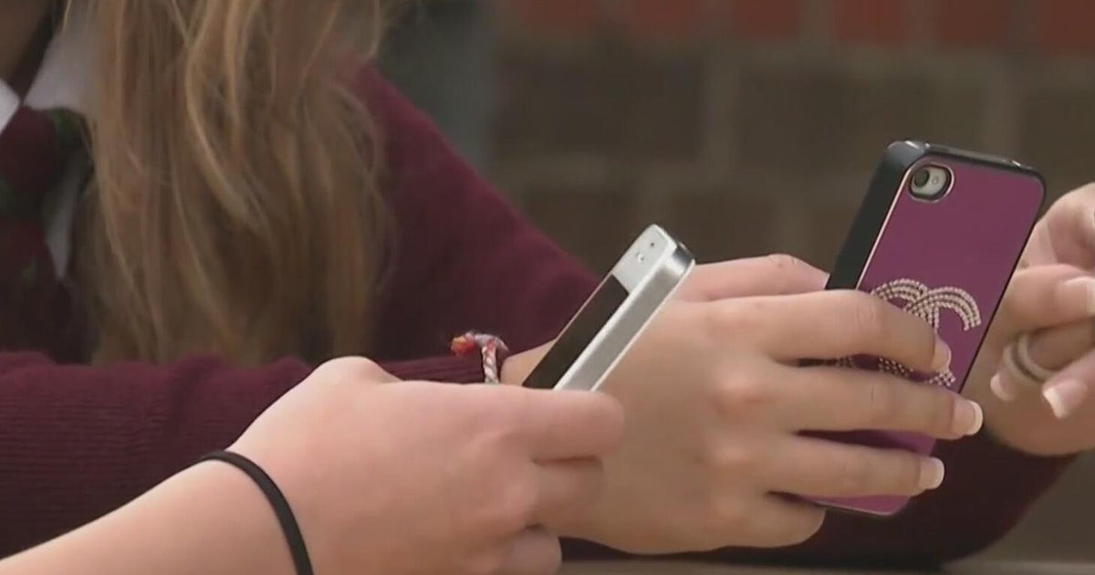 Fort Worth ISD passes cellphone policy as Texas law limits use during school hours