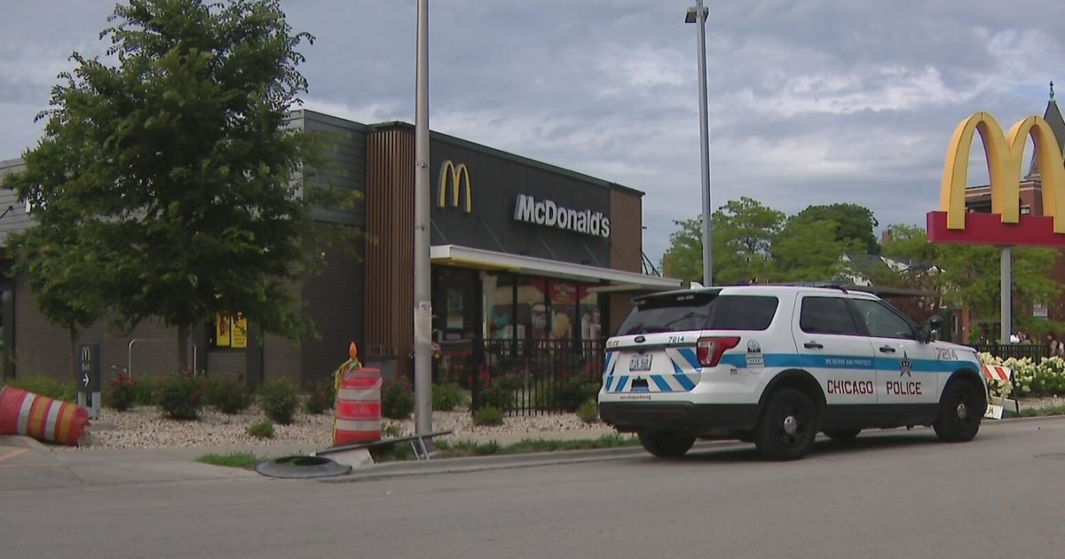 2 armed masked men rob McDonald's restaurant in Lincoln Square
