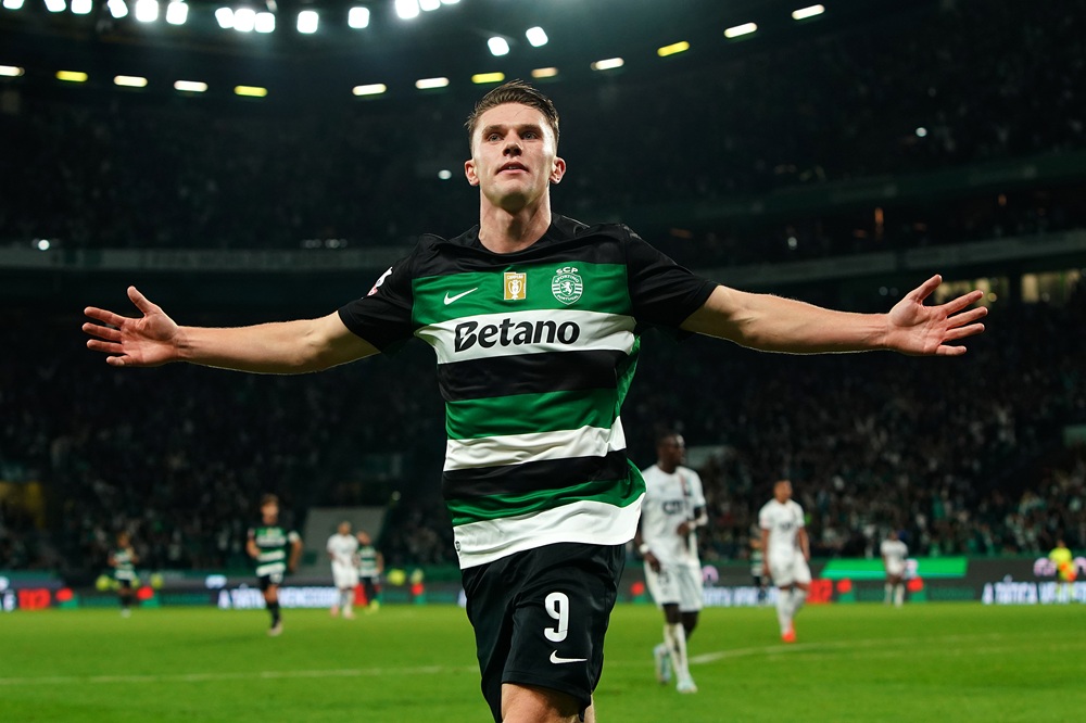 LISBON, PORTUGAL: Viktor Gyokeres of Sporting CP celebrates scoring his team's fourth goal during the Liga Portugal Betclic match between Sporting CP and Estrela da Amadora at Estadio Jose Alvalade on November 01, 2024. (Photo by Gualter Fatia/Getty Images)