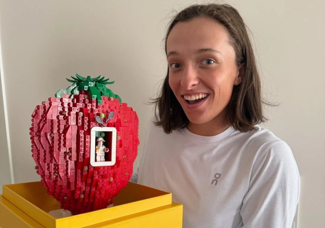 Swiatek's one-of-a-kind gift for Wimbledon win: A LEGO strawberry