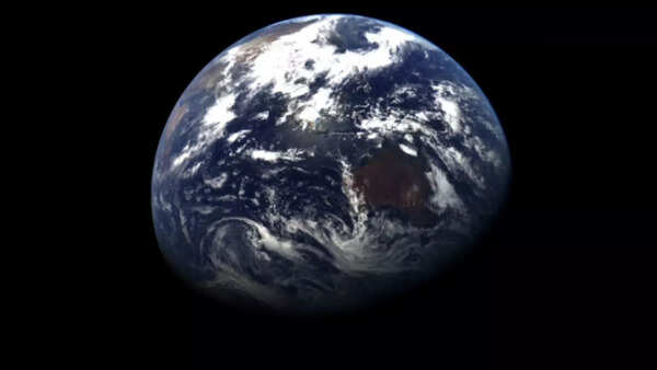 Tianwen-2 probe: Earth-Moon images from deep space released by CNSA