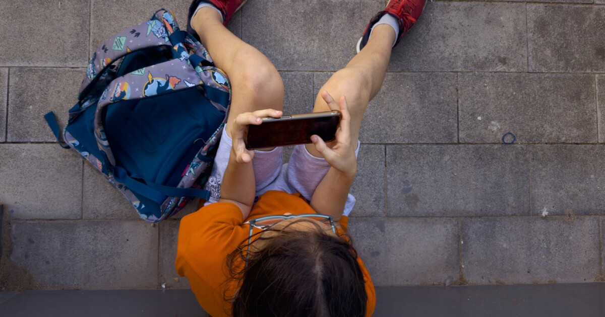 Study highlights mental health risks for kids who get smartphones before age 13