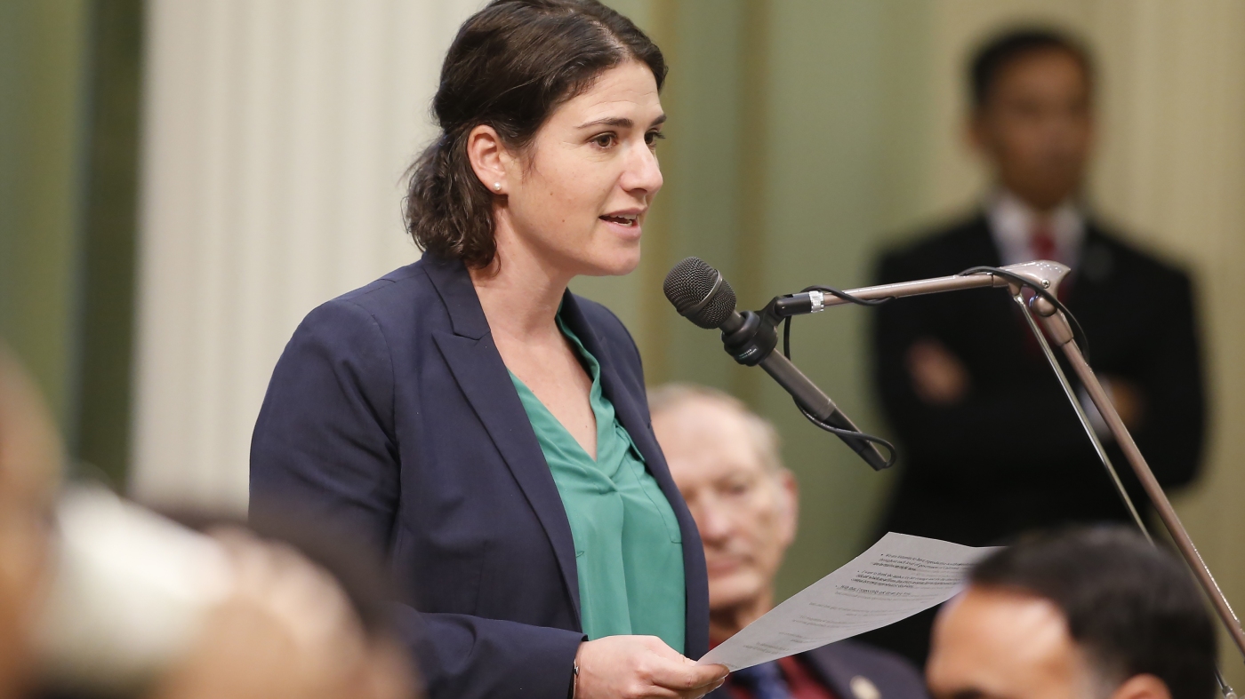 California lawmakers want to boost doctors' menopause training : Shots