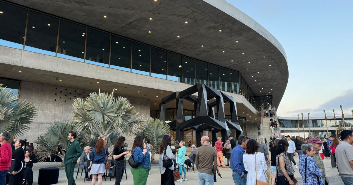 ‘Amoeba monster,’ ‘elegant,’ ‘bunker,’ ‘futurist’: Angelenos react to the new LACMA building
