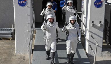 SpaceX calls off astronaut launch after clouds rolled in