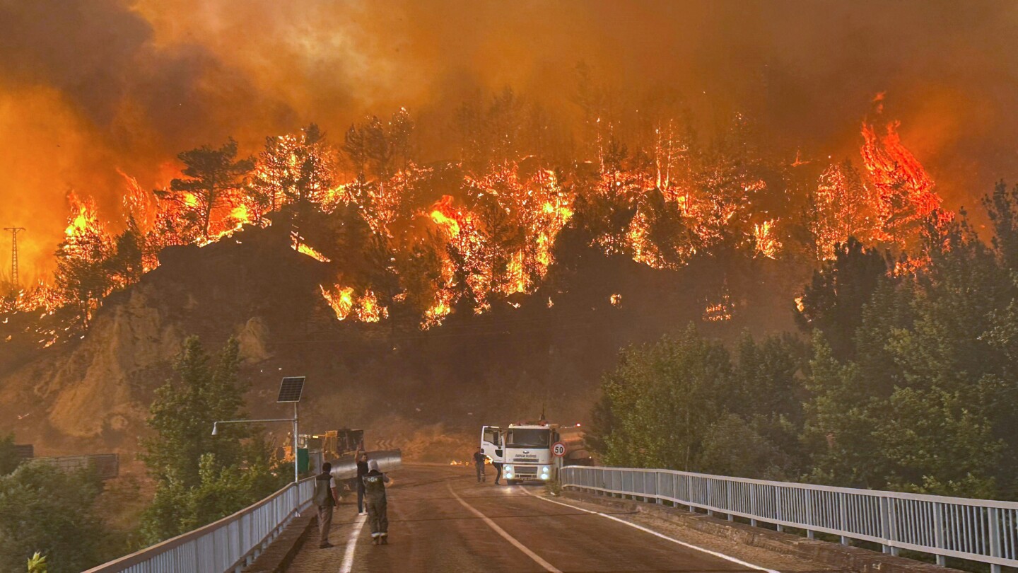Turkey wildfires spread along Mediterranean coast