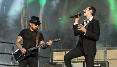 Jane's Addiction members sue each other over onstage fight