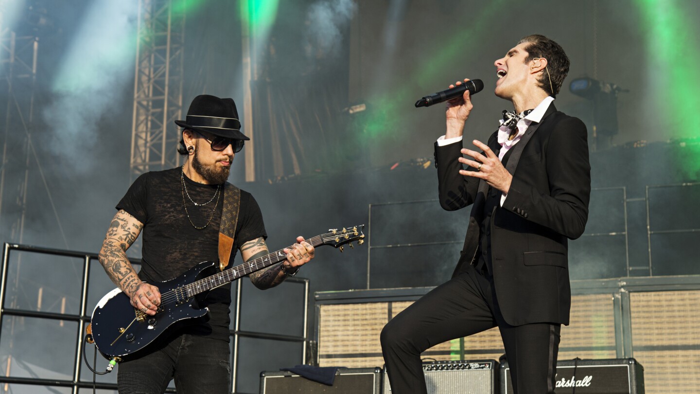 Jane's Addiction members sue each other over onstage fight
