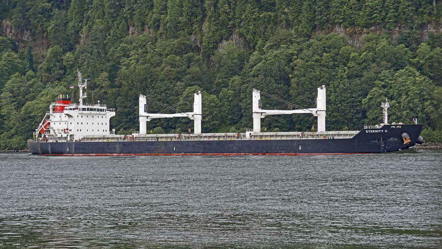 Search for missing ends after Yemen rebels sink ship