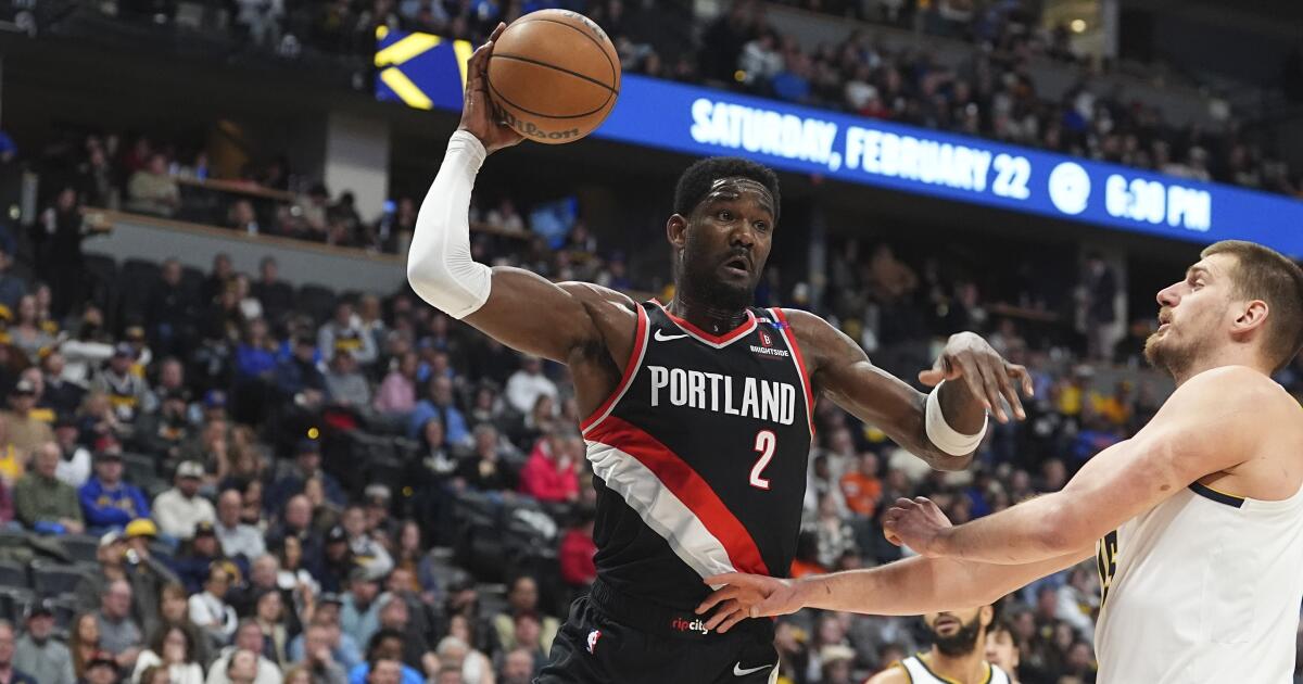 Can LeBron James help maddening Deandre Ayton change his image?