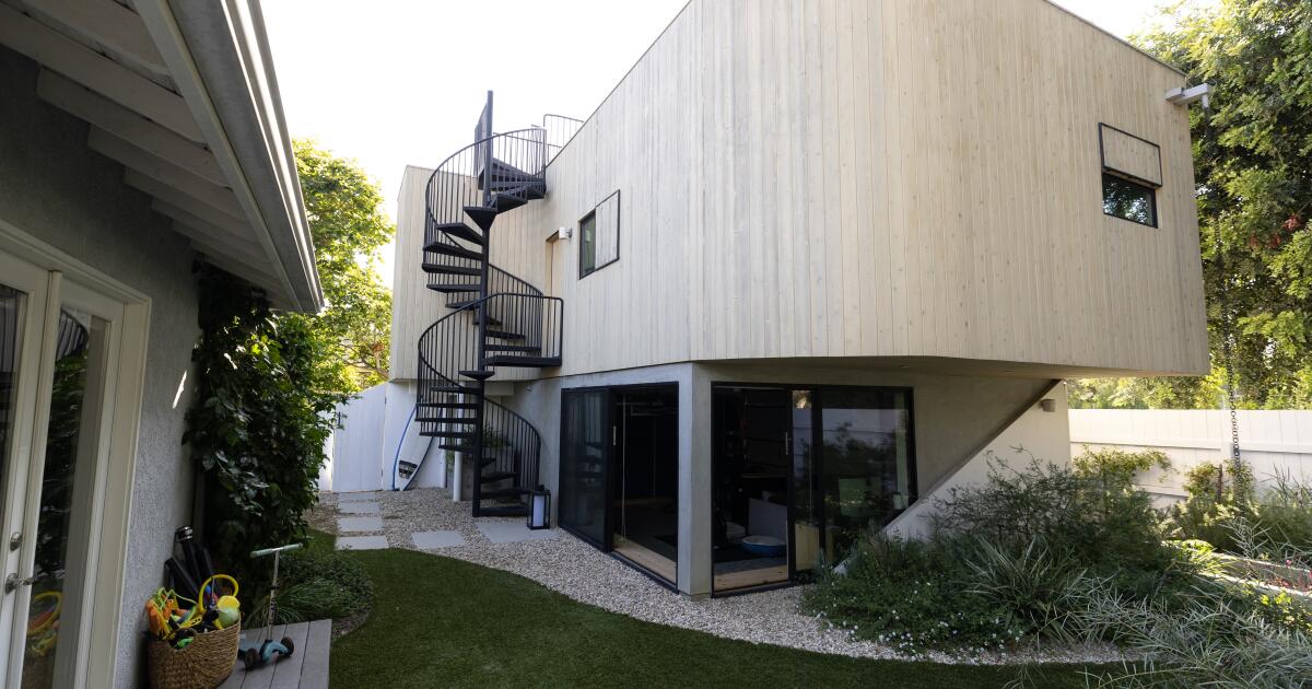 Surprising Venice ADU serves as office, guest suite and movie theater